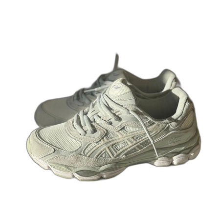 Vita Asics sneakers med mesh och mocka