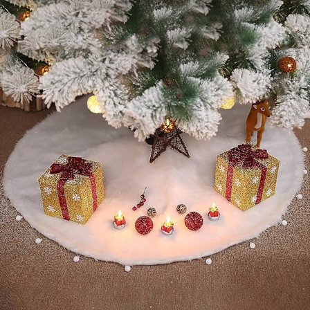Stor kunstig juletreskjørt i plysj, juletrematte, basetrekk til juledekorasjon, jul, nyttår, hjem, gulv, fest, gave, ornament, hvit, grå