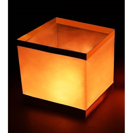 Flydende asiatisk lanterne med lys