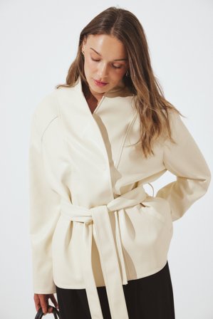 Pelin x NA-KD - Kort PU-jakke med knytedetaljer - Jakker i imitert skinn - Offwhite - EU 34