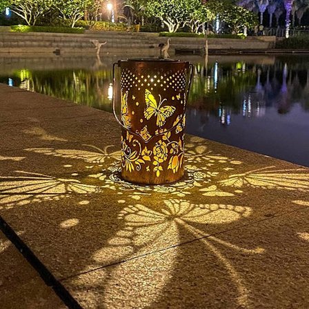 Solcellelygter Udendørs Hængende Lygter, Butterfly Udhulede Metal Dekorative Lygter, Vandafvisende LED Dekorative Havelys - Delikat Have De