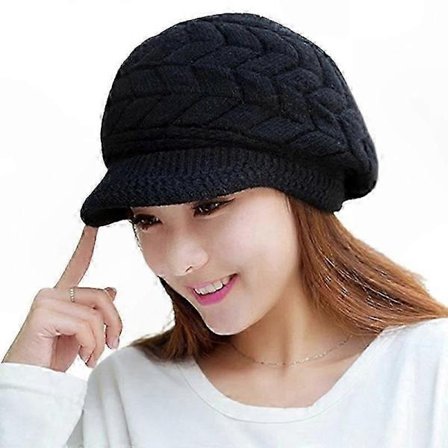 Stilfuld strikket hue i imiteret pels til kvinder med flad skygge for varme og mode om vinteren