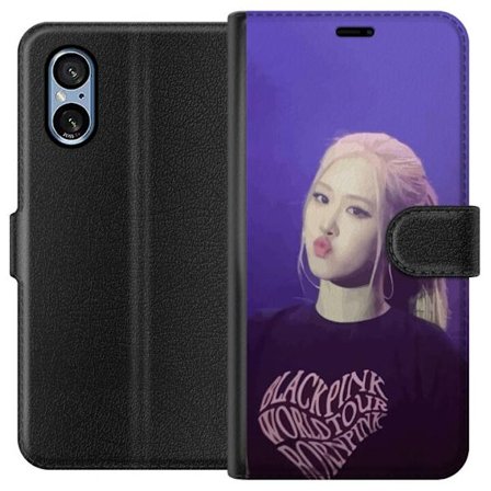 Yhteensopiva Lompakkokotelo Sony Xperia 10 VI Blackpink Rosé konserttikasvo kpop idoli, jossa on lavavalaisimet, moderni musiikki ja fanisymbolit lila