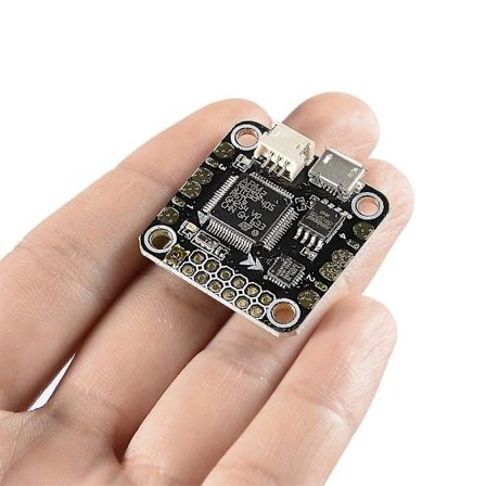 F4 Lento-ohjain Integroidulla PDB:llä Kilpa-droneille