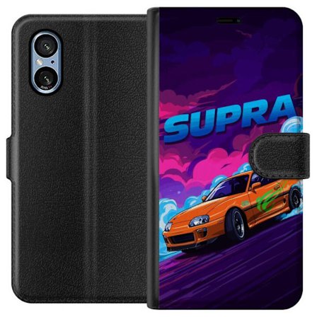 Yhteensopiva Lompakkokotelo Sony Xperia 5 V Toyota Supra driftaamassa neonvärisellä savulla, nopeuden tunteella ja yöllisessä katukilpailuympäris