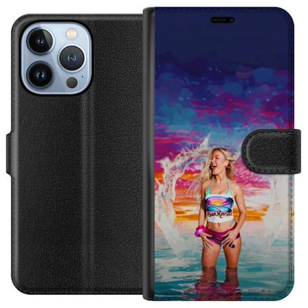 Kompatibel Tegnebogsetui til Apple iPhone 13 Pro Blond kvinde i farverigt strandtøj, der leger i havet ved solnedgang