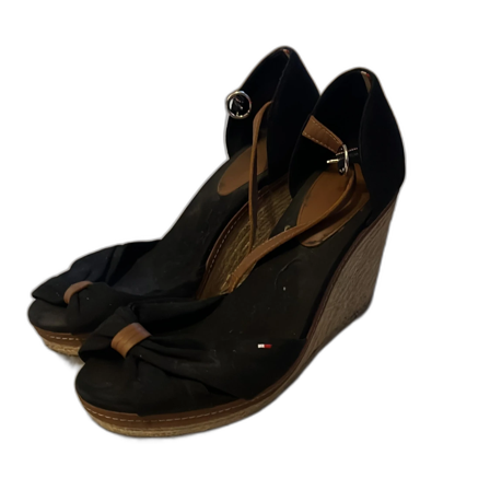 Svarta kilklackar med rosett