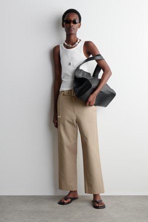 COS Women's Byxor Med Bälte & Figurnära Ben in Beige