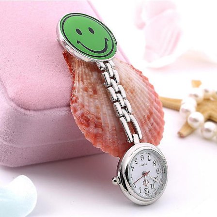 Smilende ansikt sykepleier lommeur klipp medisinsk bruk kvarts klokke