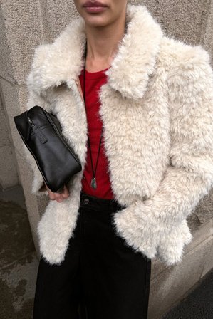 NA-KD - Jakke i fuskepels med runde ermer - Kåper og jakker i fuskepels - Beige - EU 42