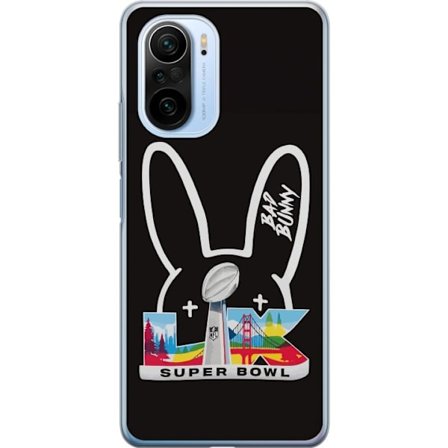 Kompatibel Mobilcover til Xiaomi Mi 11i Bad Bunny portræt med åben skjorte, tatoveringer og krøllet hår i stilfuld modefotografering