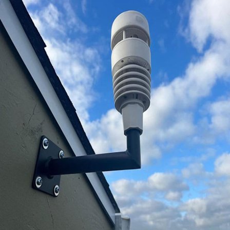 Väggfäste för antenn med universell L-rörskonstruktion