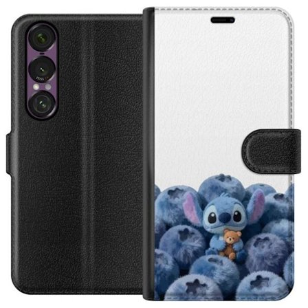 Kompatibelt Lommeboketui til Sony Sony Xperia 1 VII Søt blå karakter blant blåbær med bamse i mykt og lekent illustrasjon