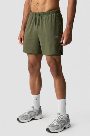 ICANIWILL - Stride 2-in-1 Shorts Dark Khaki Green - Kortbyxor - Herr - Träningskläder från ICIW