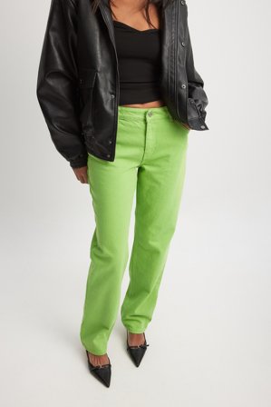 Amalie Star x NA-KD Jeans mit geradem Schnitt und mittelhoher Taille - Mid Waist Jeans - Grün - EU 32