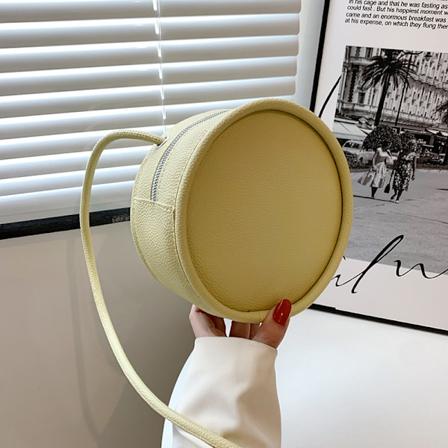 2022 Ny trendig högkvalitativ textur i år populär liten rund väska damer nisch handväska dam axel sned White