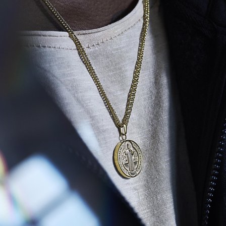 Sanctus | Collier doré avec médaille de Saint-Benoît pour hommes - Chaînes en acier - pour Hommes - Lucleon