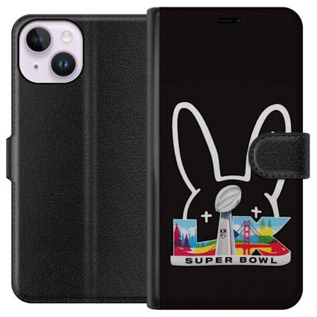 Kompatibel Tegnebogsetui til Apple iPhone 15 Bad Bunny portræt med åben skjorte, tatoveringer og krøllet hår i stilfuld modefotografering