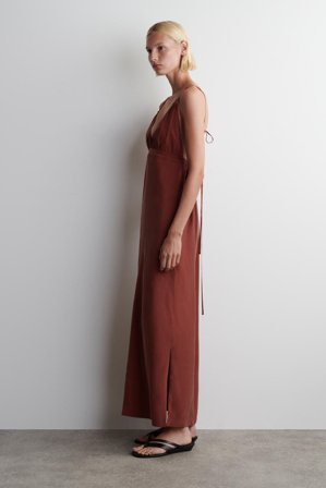 COS Femme Robe Longue Froncée Col En V in Rouge