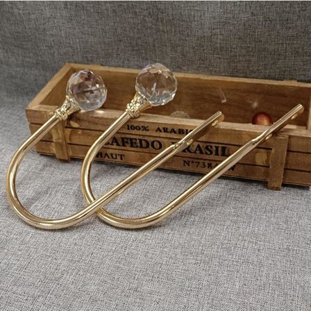 Sæt med 2 gyldne gardinophæng, ophængskroge med krystalkugle f