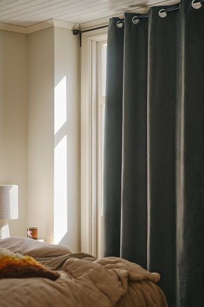 Jotex - Mørkleggingsgardin Med Snørehull 1-lengde Poppy Seed 18-4004 Tcx - SHADOW - Kjøp Mørkleggingsgardiner hos Jotex