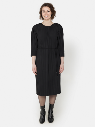 BRANDTEX - Kjole - Sort - Plisseret