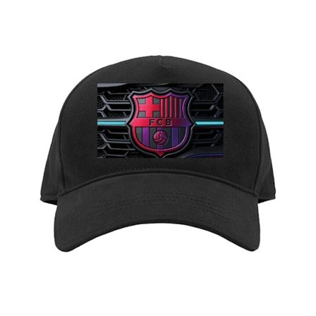 Lippalakki Tulevaisuutta ennakoiva FC Barcelonan tunnus neonväreissä tummalla teknisellä taustalla, jossa metallisia muotoja ja moderni urheilullin