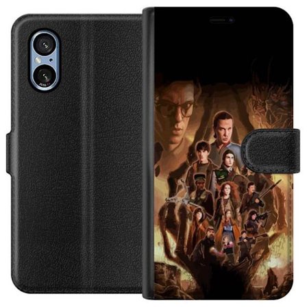 Yhteensopiva Lompakkokotelo Sony Xperia 5 V Ryhmäpotretti Stranger Thingsin sankareista, joissa on tumma fantasiaympäristö ja uhkaava olento tausta