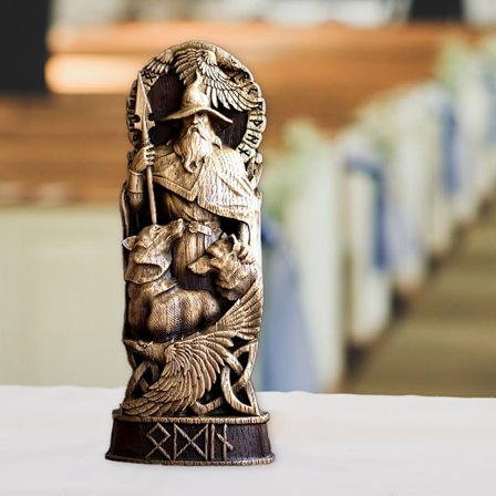 Freja statue nordisk gud udskåret alter hedensk Asatru vikingegud