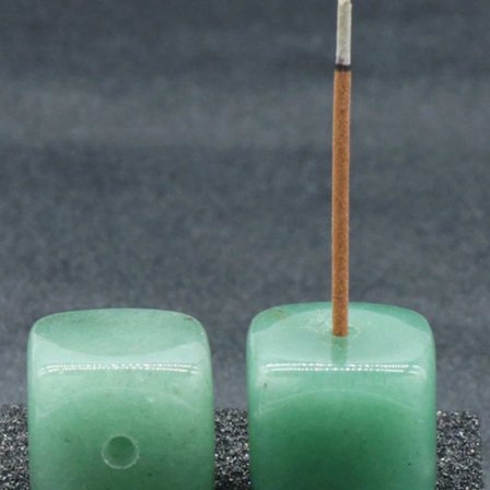 En rökelsebrännare, med en naturlig fyrkantig konstnärlig kreativ bas, perfekt för heminredning.