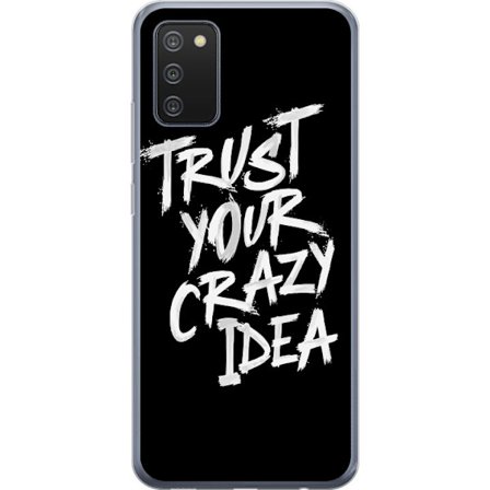 Kompatibelt Genomskinligt Skal till Samsung Galaxy A02s Kontrasterande svartvit textdesign med budskapet "Trust Your Crazy Idea" i kraftfull penselsti