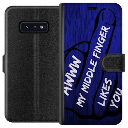 Kompatibelt Lommeboketui til Samsung Galaxy S10e Mørk typografisk illustrasjon med hjerteform og budskap om vennskap mot dyp blå tretekstur