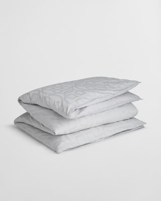 GANT - Jacquard monogram dobbeltdynetrekk 200x220cm light grey