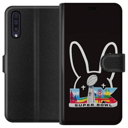 Kompatibelt Lommeboketui til Samsung Galaxy A50 Bad Bunny portrett med åpen skjorte, tatoveringer og krøllete hår i stilfull motefotografering