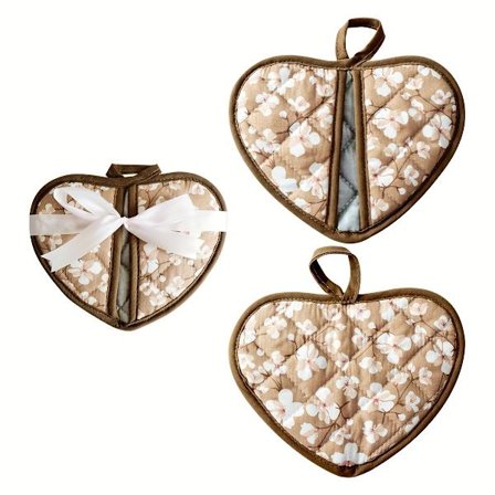 Et sett med to hjerteformede varmebestandige underlag som måler 15,01*19,84 cm, pakket med et bånd. Disse tykke stoffmattene [DB]