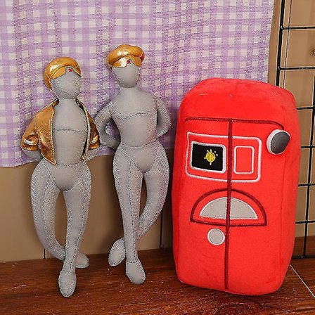 Uusi Atomic Heart -pelisarjan riipusjääkaappinukke plussinen lelu A