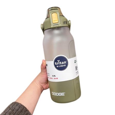 Stor kapasitet bærbar plast gradient sugerør kopp grønn + tilfeldige klistremerker + tilfeldige tredimensjonale klistremerker 2000ml