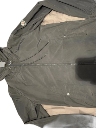Grå vindjacka från Moncler