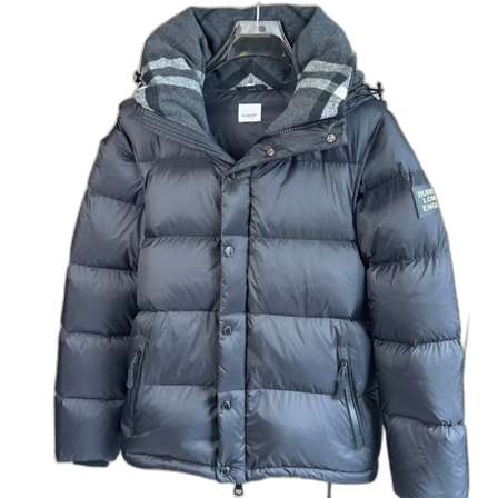 Svart dunjacka från Burberry