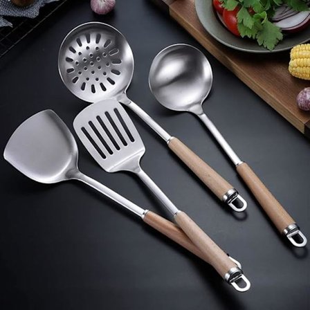 4-delt køkkenredskabssæt i 304 rustfrit stål, spatel, øse, dørslag og paletkniv med langt varmebestandigt træhåndtag. (4 runde håndtag)