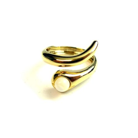 Guldpläterad ring med pärla