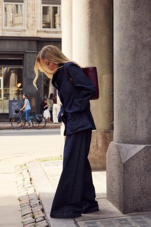 Victoria Quitzau x NA-KD taillierte Jeans mit hoher Taille - Jeans mit weitem Bein - Blau - EU 44