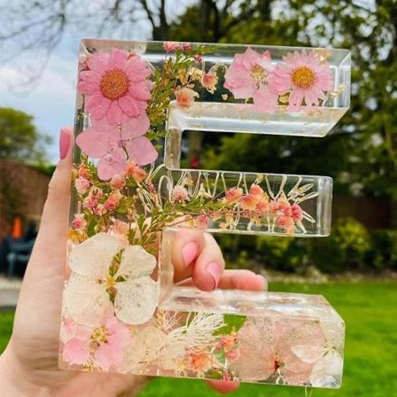 Nattlys i blomsterharpiks, pressede blomsterharpiksbokstaver med LED-lys gave til henne