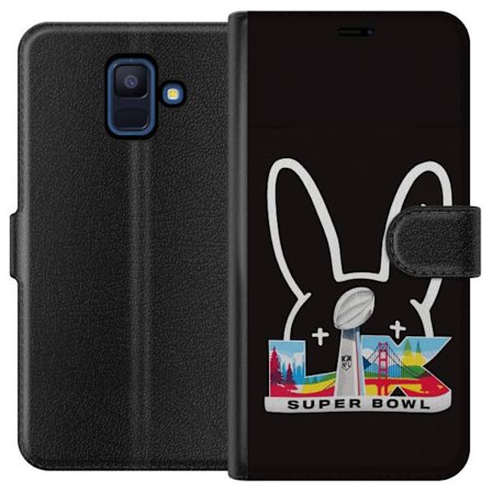 Kompatibel Tegnebogsetui til Samsung Galaxy A6 (2018) Bad Bunny portræt med åben skjorte, tatoveringer og krøllet hår i stilfuld modefotografering