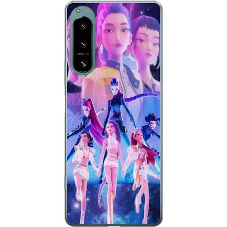 Yhteensopiva Puhelinkuori Sony Xperia 5 IV K-pop-inspiroinut tulevaisuutta ennakoiva tyttöryhmä neonvaloissa ja kosmisessa sci-fi-esiintymislavalla