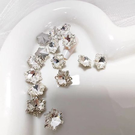 10 kpl sydämenmuotoista metalliseosta, strassikoristeita kynsiin, värikkäitä 3D-kynsikoristeita