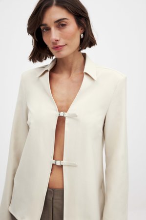 NA-KD Blus med spänne fram - Blusar - Beige - EU 34