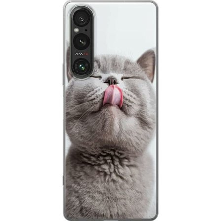 Kompatibelt Mobildeksel til Sony Sony Xperia 1 VI Nærbilde av søt grå katt med tungen ute, sjarmerende dyrsmotiv perfekt for katteelskere og humori