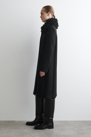 COS Femme Manteau Long En Laine À Col En Peau Lainée in Noir