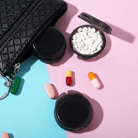 Liten pillerask, söt pillerfodral bärbar för ficka handväska daglig rund minilagringsbehållare öronproppsfodral 4-pack (4 st-svart)